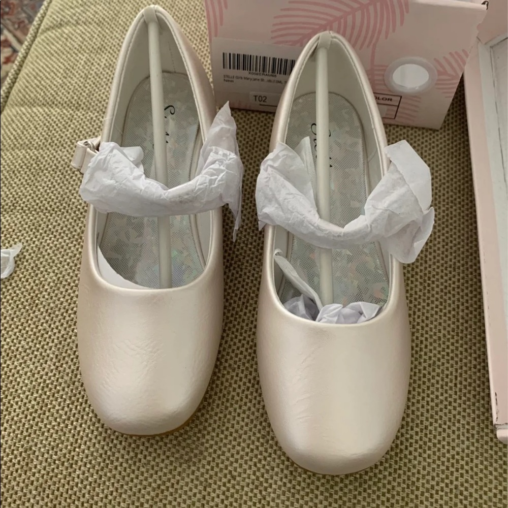 New in box Stelle Girls Mary Jane champagne size 13ML. Never worn.